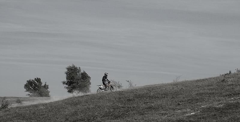 motociclist alb negru